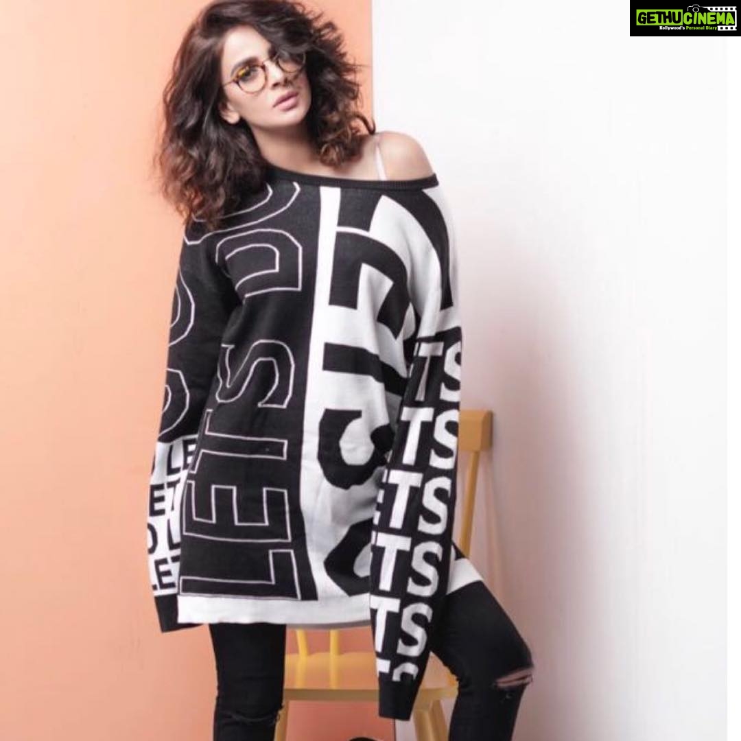 Saba Qamar Zaman Instagram - @mode_fabbitt @mehekrizvi 📷 @abdullahharisfilms 💄 @razeenofficialmua