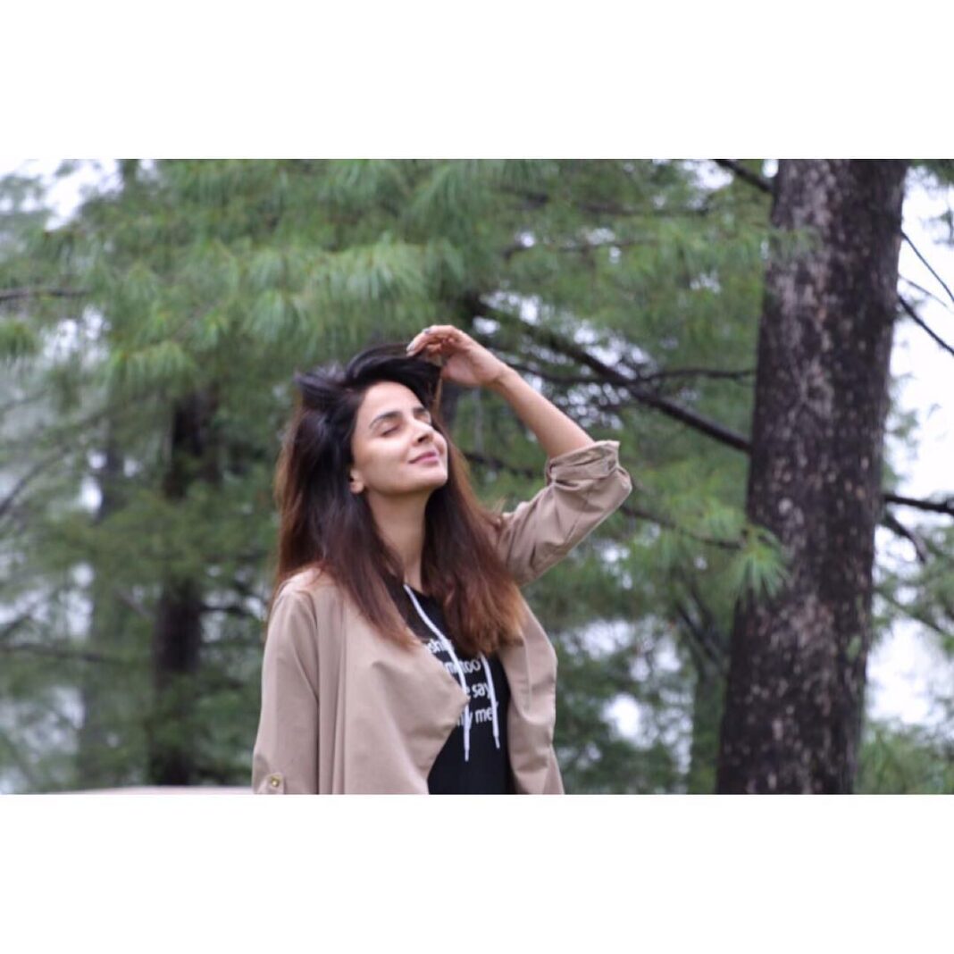 Saba Qamar Zaman Instagram - Main hoon hi nahi iss duniya ki 🙃