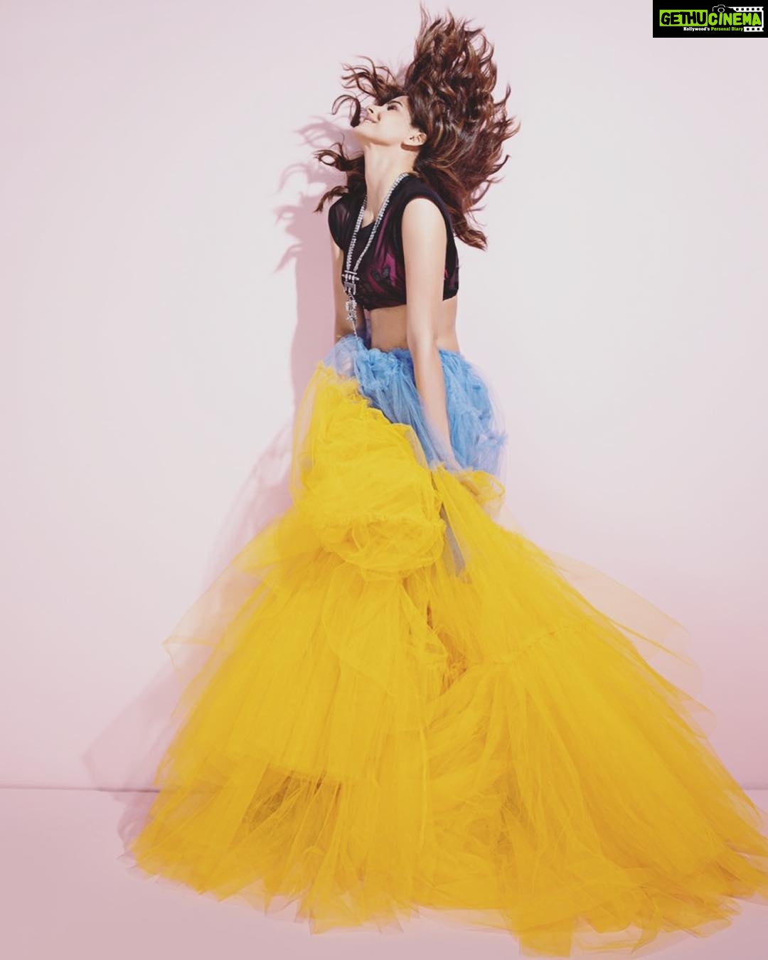 Saba Qamar Zaman Instagram - Magazine @graziapak Hair & makeup @fatimanasirmua Styling @yash645 Shot by @mhm.official Designer @officialfahadhussayn