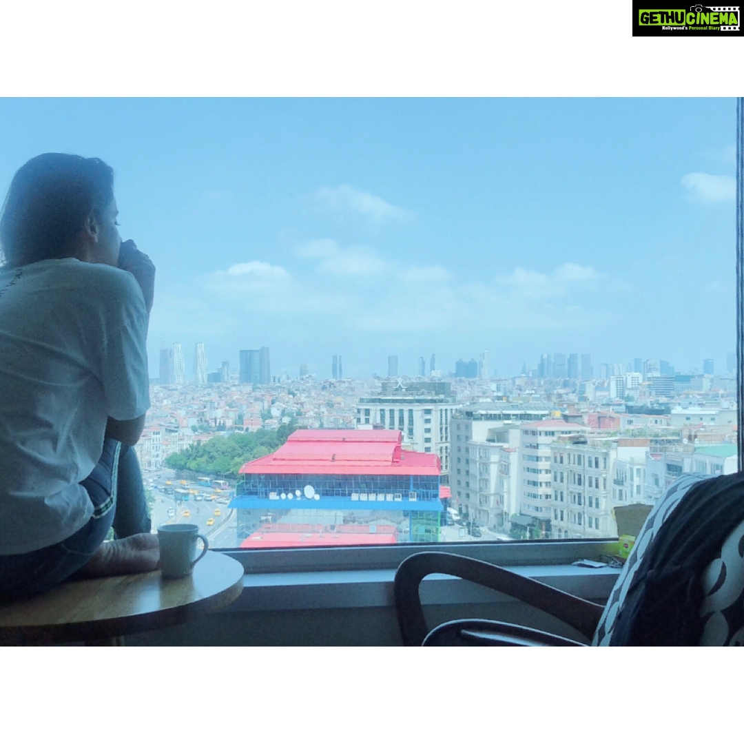 Saba Qamar Zaman Instagram - Tu Bin Bataye Mujhe Le Chal Kaheen Jahan Tu Muskuraye Meri Manzil Wahin 😌 Istanbul, Turkey