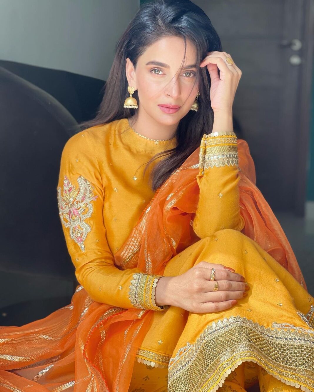 Saba Qamar Zaman Instagram - Eid Mubarak! 💛🧡 👗 @mohsin.naveed.ranjha Lahore, Pakistan