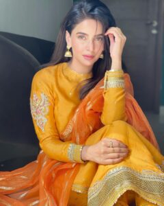 Saba Qamar Zaman Instagram - Eid Mubarak! 💛🧡

👗 @mohsin.naveed.ranjha