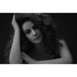 Saba Qamar Zaman Instagram - Shot by @iumairbinnisar Hair & makeup @fatimanasirmua Actor @sabaqamarzaman #blackandwhite