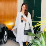 Saba Qamar Zaman Instagram - Here I am. Take it or leave it. 😁😜 . #pyaribetilook 😉 #lovewhite 🤍 Lahore, Pakistan