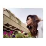 Saba Qamar Zaman Instagram - Use plants to bring life. #sabaqamar #plantslover #homesweethome #lahore #hotweather☀️ Lahore, Pakistan