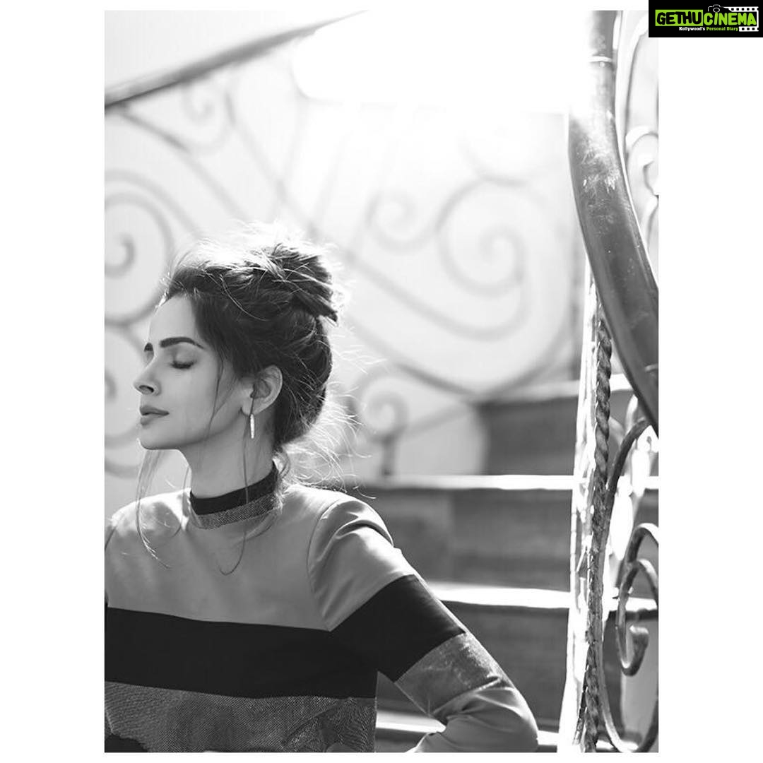 Saba Qamar Zaman Instagram - 😌 Styling @yash645 Hair & makeup @fatimanasirmua Shot by @deeveesofficial Actor @sabaqamarzaman
