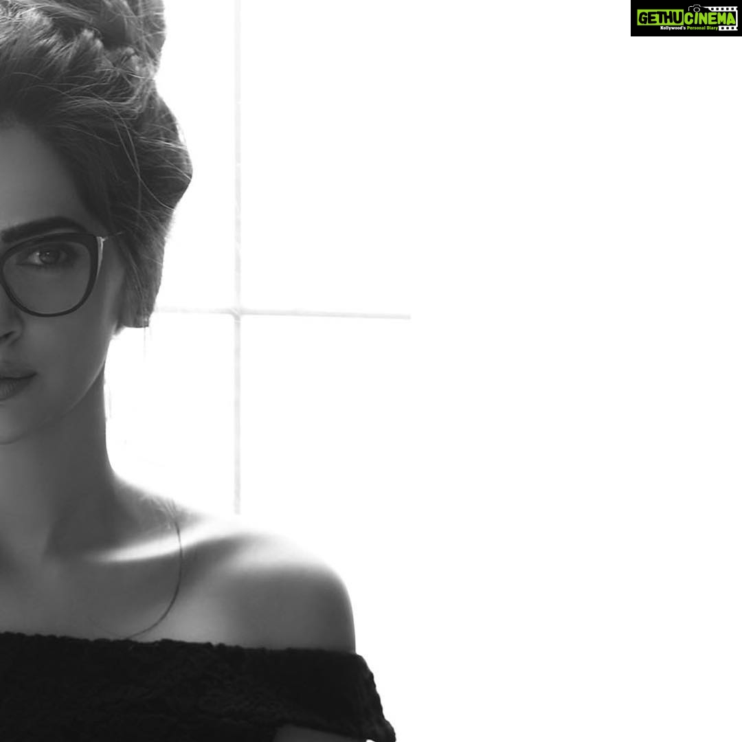 Saba Qamar Zaman Instagram - I see too deep and too much. 👁 Shot by @deeveesofficial Hair & makeup @fatimanasirmua Styling @yash645 Actor @sabaqamarzaman