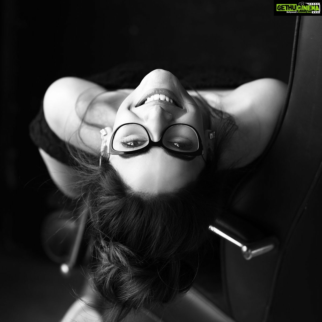 Saba Qamar Zaman Instagram - When you have confidence, you can have a lot of fun 🙃🤓🔥 Shot by @deeveesofficial Hair & makeup: @fatimanasirmua Styling @yash645 Actor @sabaqamarzaman #sabaqamar #blackandwhite #funshoot📷 #liveinthemoment