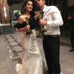 Saba Qamar Zaman Instagram - With the very handsome Arjun Rampal @rampal72 🔥🔥 Thank you @shehlachatoorprivate For the beautiful outfit ❤️ Outfit shehla chatoor styling :Rao Ali Bracelet :miraas Earrings and ring: Vesimi Clutch: Judith Lieber Make up :mishi angello Best actress award for Hindi Medium and Baaghi
