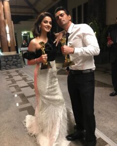 Saba Qamar Zaman Instagram - With the very handsome Arjun Rampal @rampal72 🔥🔥 Thank you @shehlachatoorprivate For the beautiful outfit ❤️ Outfit shehla chatoor styling :Rao Ali Bracelet :miraas Earrings and ring: Vesimi Clutch: Judith Lieber Make up :mishi angello Best actress award for Hindi Medium and Baaghi