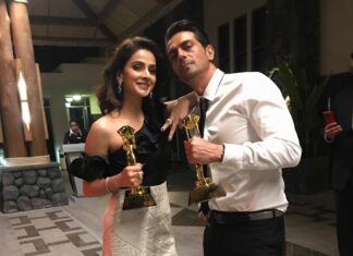 Saba Qamar Zaman Instagram - With the very handsome Arjun Rampal @rampal72 🔥🔥 Thank you @shehlachatoorprivate For the beautiful outfit ❤️ Outfit shehla chatoor styling :Rao Ali Bracelet :miraas Earrings and ring: Vesimi Clutch: Judith Lieber Make up :mishi angello Best actress award for Hindi Medium and Baaghi