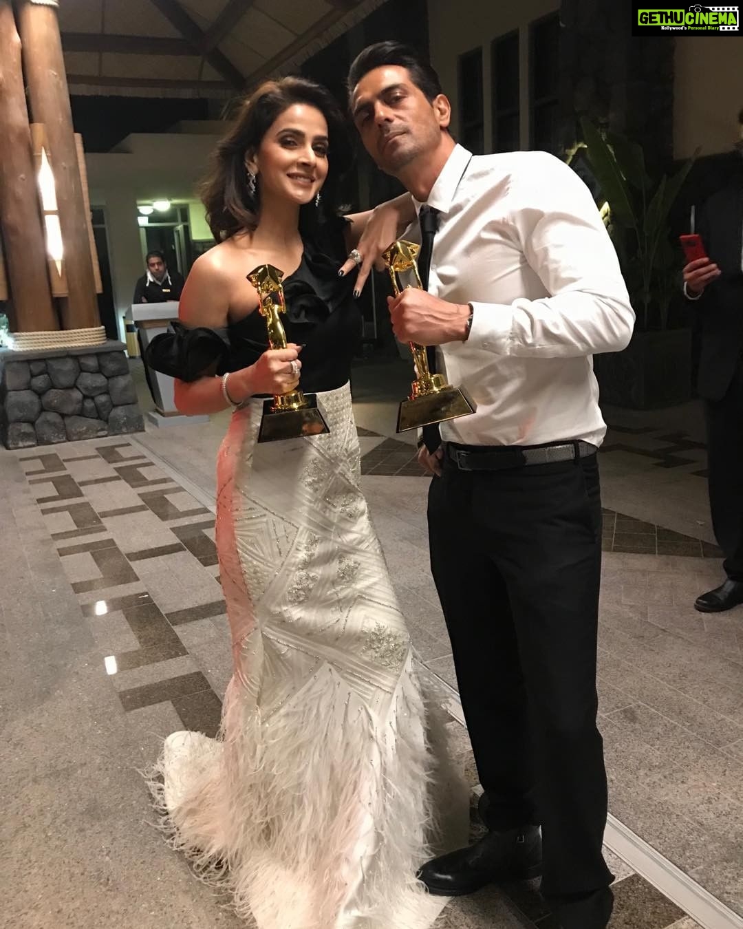 Saba Qamar Zaman Instagram - With the very handsome Arjun Rampal @rampal72 π₯π₯ Thank you @shehlachatoorprivate For the beautiful outfit β€οΈ Outfit shehla chatoor styling :Rao Ali Bracelet :miraas Earrings and ring: Vesimi Clutch: Judith Lieber Make up :mishi angello Best actress award for Hindi Medium and Baaghi