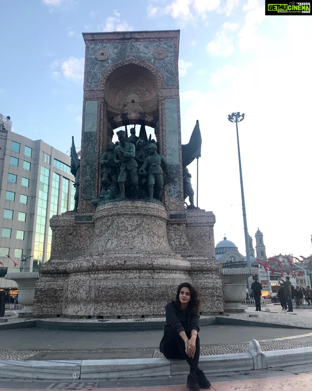 Saba Qamar Zaman Instagram - It is confidence in our bodies, minds and spirits that allows us to keep looking for new adventures, new directions to grow in, and new lessons to learn – which is what life is all about. #sabaqamar #vacation #turkey #traveldiary #beautifulcity #beautifulpeople ❤️ Istanbul, Turkey