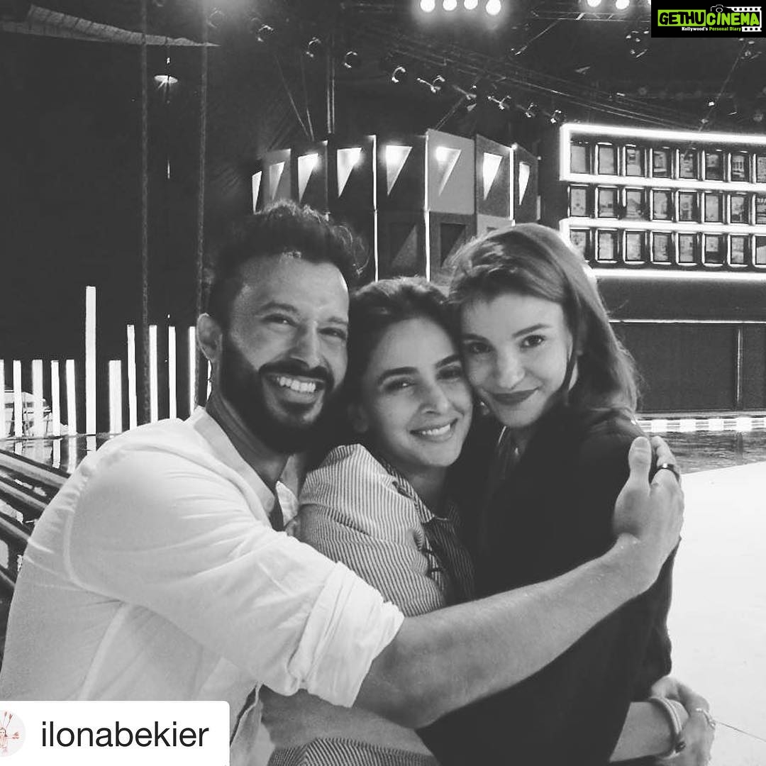 Saba Qamar Zaman Instagram - #Repost @ilonabekier (@get_repost) ・・・ Sharing some good energy before the big show 🙌 Those two beautiful actors gonna be amazing tonight ⭐ @humstyleawards #tvshow #qmobilehumstyleawards #qhsa2017 #dance #dancer #actress #actor #pakistan #karachi #choreographer #poland #canada #international #squad #onlygoodvibes #share #bepatient #bethankful @thealikazmi @sabaqamarzaman