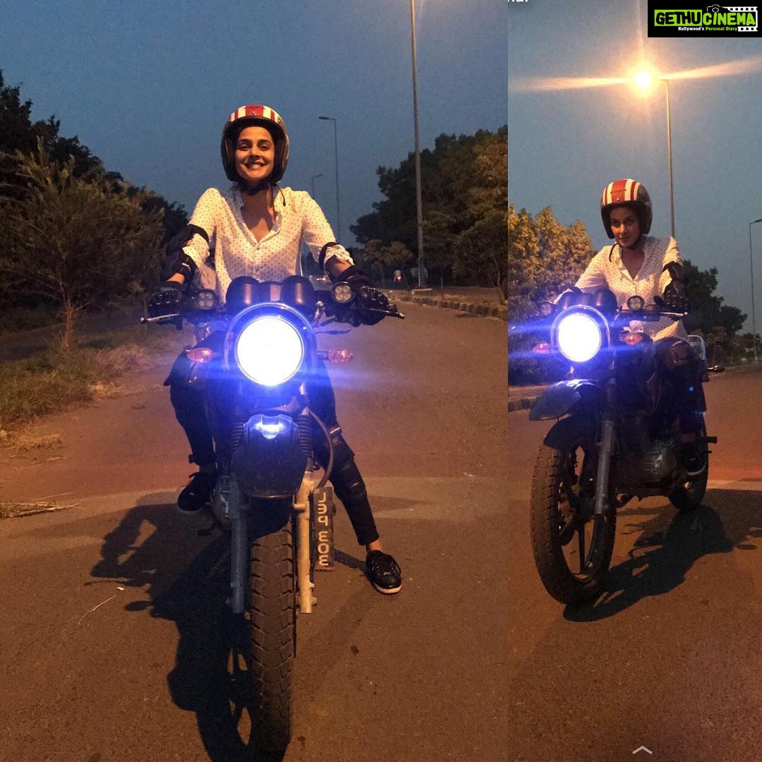 Saba Qamar Zaman Instagram - Love to ride ❤️ #sabaqamar @ibadatguzar #dha #lahore #pasion #advanture #fun #liveloveride 💃🏻