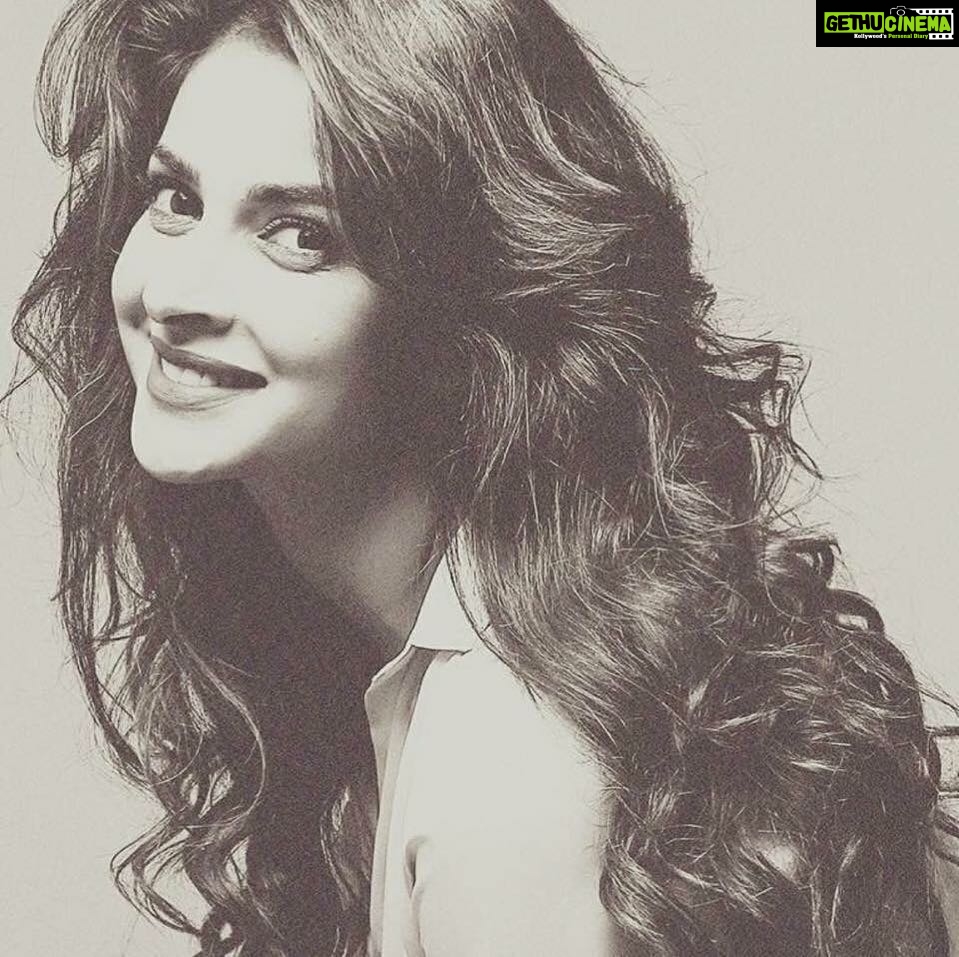 Saba Qamar Zaman Instagram - Dekho Ye Dil Kii Ajab Daastaan Hai Nazar Bolatii Hai, Dil Bezubaan Hai Samaa Hai Suhaanaa Suhaanaa❤️ Love this track 😍 📷 by @haseebsiddiquiphoto
