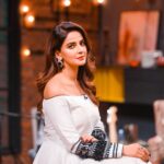 Saba Qamar Zaman Instagram - Deykhiyay Sab se pehlay toh Ghabrana Manna hai! 💯💥 Ohh I mean did you watch the new episode of this show? Give me your feedback in comments 😍👩‍💻 @nadeembaigg @vasaych @musaddiqmalek @uzzifilms 👗 @hussainrehar.official 💄 @bryan.makeupartist1 Styling by @alishay.adnan 📸 @danish.tariq Ghabrana Nahi Hai