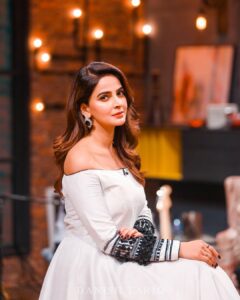Saba Qamar Zaman Instagram - Deykhiyay Sab se pehlay toh Ghabrana Manna hai! 💯💥

Ohh I mean did you watch the new episode of this show? Give me your feedback in comments 😍👩‍💻

@nadeembaigg @vasaych @musaddiqmalek @uzzifilms
👗 @hussainrehar.official 
💄 @bryan.makeupartist1
Styling by @alishay.adnan
📸 @danish.tariq