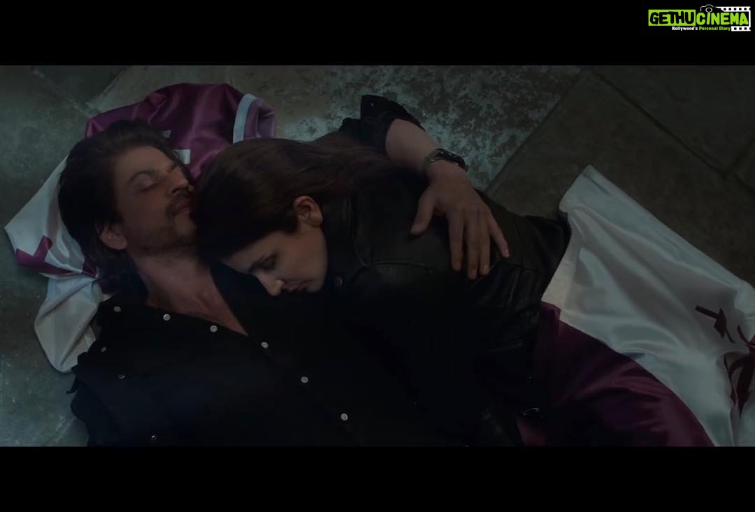 Saba Qamar Zaman Instagram - I watched Jab Harry Met Sejal and I am in love with it, no matter what the reviews are. The characters, their emotions and the entire feel of the movie was so pure and close to reality, it makes your heart melt. SRK and Anushka Sharma were phenomenal and shared an amazing chemistry! There is beauty even in broken and incomplete souls. I didn't just watch the movie, I lived it. Keep on making movies for people like me and keep surprising us with your amazing talent. Imtiaz Ali you've done an exceptional job. Just love your perceptions, the way you write, direct, and execute. I can watch this film over and over again. I still don't think I have praised you enough, just want to say tussi la jawab ho! @imtiazaliofficial @iamsrk @anushkasharma @jabharry_metsejal @jabharrymetsejalthefilm