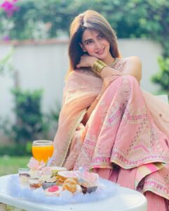 Saba Qamar Zaman Instagram - Aap ki jaan ki qasam 😉
Na koi pappiiii li hai aur na he jhappiiii 😁🤪
.
👗 @mohsin.naveed.ranjha