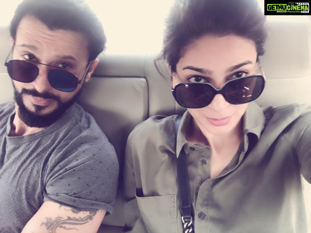 Saba Qamar Zaman Instagram - Here's us looking back at you! #sabaqamar #alikazmi #shootmorning #lahore #lovetoall #megaproject @thealikazmi Lahore, Pakistan
