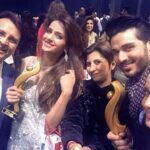 Saba Qamar Zaman Instagram – Won best actress award 🥇 
#beroze @sabaqamarzaman @humakhawaja @khanahsanofficial @ayshaomer @armeenakhanofficial #humawards #2015 #buntyiloveyou Dubai, United Arab Emirates