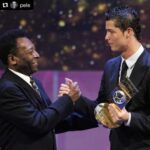 Sachin Tendulkar Instagram – This is what sport is all about.

Lovely to see this warm gesture from @pele, one of the greatest in the game.

To recognise talent & celebrate @cristiano’s achievements, is a trait that is the hallmark of a true sportsman.

Much respect and love for both of these geniuses of the ⚽ world!

#Repost

・・・

Cristiano, a vida é um voo solo. Cada um faz a sua própria jornada. E que bela jornada você está tendo! Eu te admiro muito, adoro te ver jogar e isso não é segredo para ninguém. Parabéns por quebrar o meu recorde de gols em partidas oficiais. A minha única lamentação é não poder te dar um abraço hoje. Mas deixo essa foto em sua homenagem, com muito carinho, como símbolo de uma amizade que já existe há muitos anos.

// 

@cristiano , life is a solo flight. Each makes his own journey. And what a beautiful journey you are having! I admire you a lot, I love watching you play and this is no secret to anyone. Congratulations on breaking my record of goals in official matches. My only regret is not being able to give you a hug today. But I leave this photo in your honor, with great affection, as the symbol of a friendship that has existed for many years.