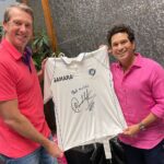 Sachin Tendulkar Instagram - Happy to lend my support to @mcgrathfoundation’s noble efforts during the #PinkTest to help patients & their families dealing with breast cancer. It was wonderful meeting @glennmcgrath11 after long. My best wishes to him, his team & especially the nurses who are the backbone of this initiative. #AUSvIND