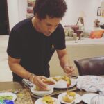 Sachin Tendulkar Instagram - Vada Pav was, is and always will be one of my favourite snacks. Also had an unexpected visitor who looked keen to have one too... Swipe ➡️ to see the visitor 😃