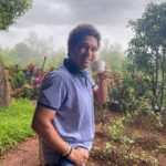 Sachin Tendulkar Instagram - ☔ for me always calls for a hot cup of ☕ in my garden with the setting sun.🌅 A hot cup of tea brings a sense of comfort where I can enjoy the weather in the confines of my home. This is what it means to be a #RainRaider for me! What is your monsoon ki kahaani? Head to @apollotyresltd to share your stories! 😀 #Throwback