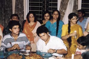 Sachin Tendulkar Instagram - Throwback to a fun evening spent at Dadi’s home.
Relished the food & warm hospitality. Hope your mother is doing well, my best wishes to her.

#throwbackthursday