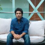 Sachin Tendulkar Instagram - एक समाज के तौर पर हमारी ज़िम्मेदारी है कि हम में से जो लोग positive टेस्ट हुए है, उन्हें हमारा स्नेह मिले और हम उन्हें शर्मिंदा महसूस ना कराएँ।‬ ‪#SocialDistancing बनाएँ रखे पर उन्हें समाज से दूर ना करे।‬ ‪#CoronaVirus के ख़िलाफ़ इस जंग को हम जीत सकते है, बस एक दूसरे का सहयोग करें।