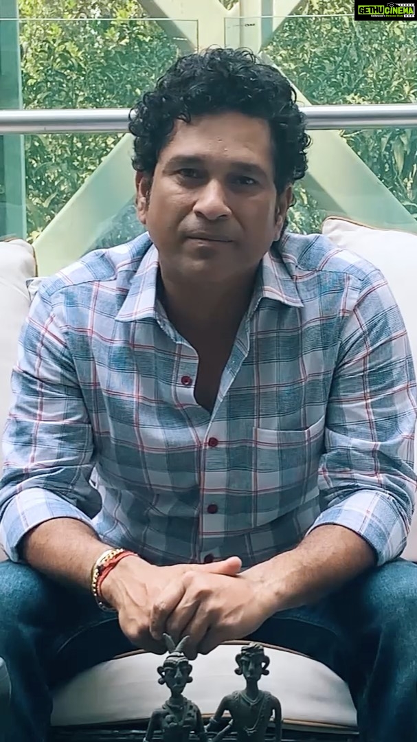 Sachin Tendulkar Instagram - नमस्ते, हमारी सरकार ने हम सभी से ये विनती की है कि अगले २१ दिनों तक हम सब अपने घरों से ना निकलें। फिर भी बहुत लोग इस निर्देश का पालन नहीं कर रहे हैं। इस मुश्किल समय में हम सबका ये कर्तव्य है कि हम घरों में रहें और यह समय अपने परिवार के साथ बिताएं और #CoronaVirus का खात्मा करें।
