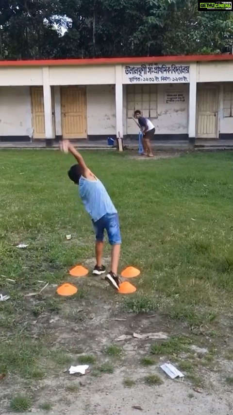 Sachin Tendulkar Instagram - Wow! 😯 Received this video from a friend… It's brilliant. The love and passion this little boy has for the game is evident. #cricket #special #children #spin