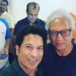Sachin Tendulkar Instagram - Always a delight to meet Mohinder Amarnath (Jimmy Paaji). And Anup, thanks for photobombing us my dear friend! 😉