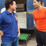 Sachin Tendulkar Instagram - ‪It’s always good to mix work with play. ‬ ‪Had a lot of fun playing cricket with the crew during a shoot & was pleasantly surprised with @varundvn dropping by along with @bachchan who joined us for some time . 😀‬ ‪#SportPlayingNation‬ ‪#FitIndiaMovement‬