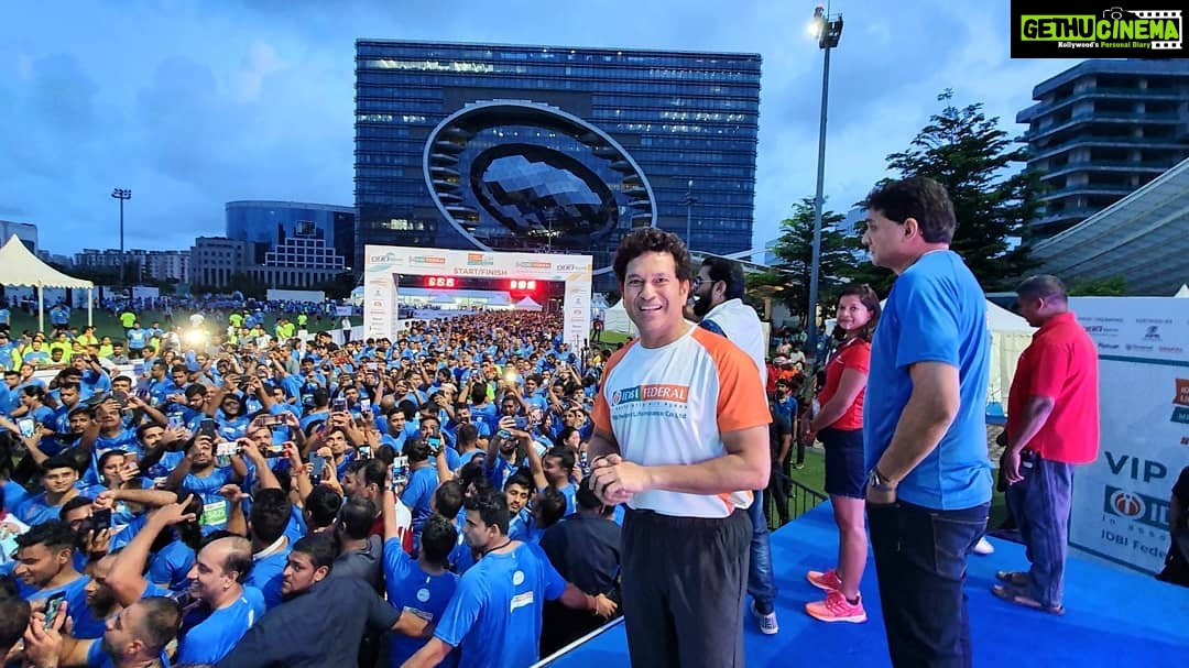 Sachin Tendulkar Instagram - A healthy country is a happy country. Mumbaikars have taken the mission of #SportPlayingNation forward by turning up in large numbers. The energy at @idbifed_mumbaihalfmarathon was exhilarating and it felt like being inside a stadium again! Keep it up, and #KeepMovingMumbai
