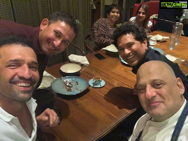 Sachin Tendulkar Instagram - @atulkasbekar, @ajitagarkarofficial , ani @rahulakerkar apan bhetuya lav'kar' ani parat jauya khayla at @qualiabombay! 😉