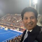 Sachin Tendulkar Instagram - Absolutely electrifying atmosphere here at the Kalinga Stadium! #humbhihockey #dilhockey #hwcfinal2018