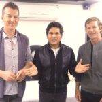 Sachin Tendulkar Instagram - ‪Diwali is all about happiness and having sweets. @brettlee_58, @jontyrhodes8 and I enjoyed a few laughs and some mithai too. Have a safe Diwali filled with laughter, everyone. आप सभी को दिवाली की हार्दिक शुभकामनाएँ। ‬ ‪#HappyDiwali ‬