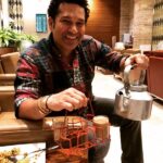 Sachin Tendulkar Instagram - After retirement, at Tea Time one doesn't have to worry about facing the new ball and remaining not out 😛 #10Ten I like my chai kadak. Share with me on @100masterblaster App fanwall, how do you like your chai!