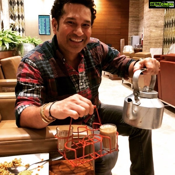 Sachin Tendulkar Instagram - After retirement, at Tea Time one doesn't have to worry about facing the new ball and remaining not out 😛 #10Ten I like my chai kadak. Share with me on @100masterblaster App fanwall, how do you like your chai!