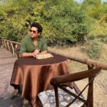 Sachin Tendulkar Instagram - #Throwback to waiting for lunch at the Tadoba Tiger Reserve. Glad that the 🐅 didn't turn up to join in! 😉 #vacation #tiger #nationalpark Tadoba-Andhari Tiger Reserve
