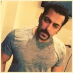 Salman Khan Instagram - Tribute#to#shot#gun 😄
