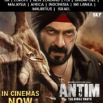 Salman Khan Instagram - Watch #Antim - The Final Truth with your entire family, now playing in cinemas across the globe! @aaysharma @mahima_makwana @maheshmanjrekar @skfilmsofficial @ZeeStudiosOfficial @ravibasrur @ZeeMusicCompany @ZeeCinema @Zee5