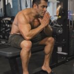 Salman Khan Instagram – Namashkaar … hamari sabhyata mein namaste aur salaam hai!
Jab #coronavirus Khatam ho jaye tab Haath milao aur gale lago….
@beingstrongindia