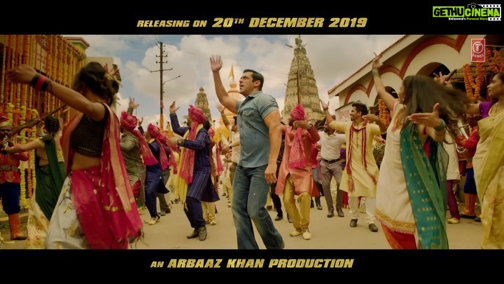 Salman Khan Instagram - Dekhiye maasoom si Khushi ka beautiful sa gaana, #NainaLade (Full Song Link in bio) @arbaazkhanofficial @aslisona @saieemmanjrekar @prabhudevaofficial @kichchasudeepa @nikhildwivedi25 @thesajidwajid @javedali4u @adityadevmusic @danishsabri12 @sapruandrao @skfilmsofficial @saffron_bm @tseries.official