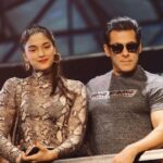 Salman Khan Instagram – #repost @saieemmanjrekar
・・・
Khushi badi khush with her Dabangg hero at the Being Strong equipment event✨ @beingsalmankhan