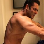 Salman Khan Instagram - Woh mere peche wire kis cheez ka hai . . Can u guess pls?