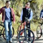 Salman Khan Instagram - It was fun cycling wid @beingecycle in the beautiful #menchuka #arunachal Pradesh along wid hon minister @kiren.rijiju and CM @pemakhandubjp